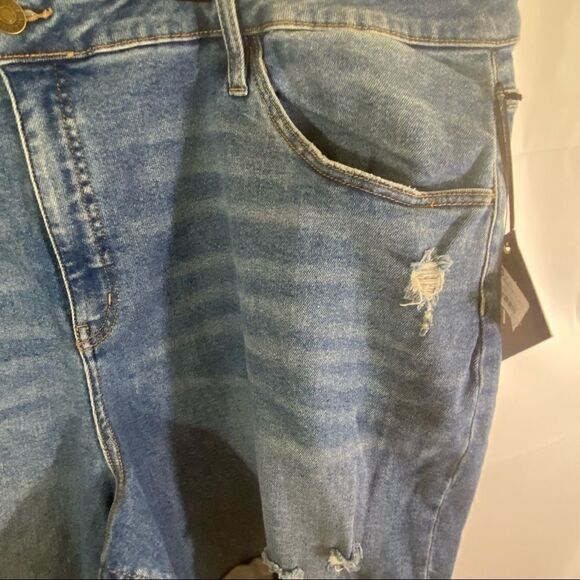 Ava & Viv Women’s Plus Size Medium Wash Folded Hem Denim Shorts - Picture 3 of 4